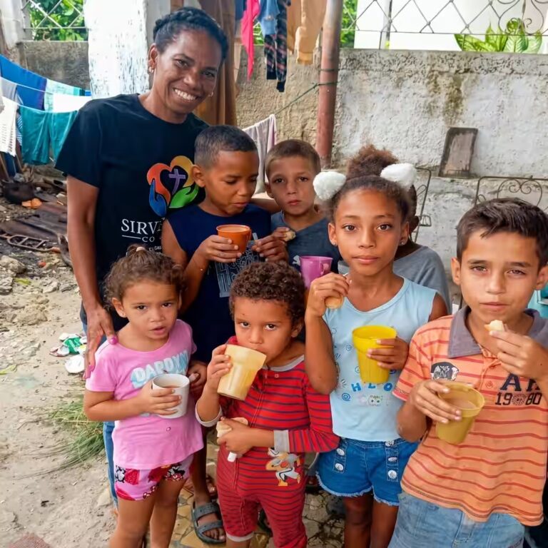 Niños felices recibiendo apoyo social
