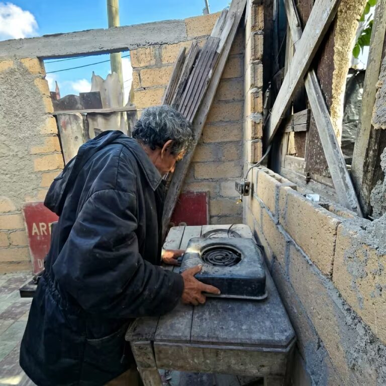 Persona trabajando en mejora de vivienda