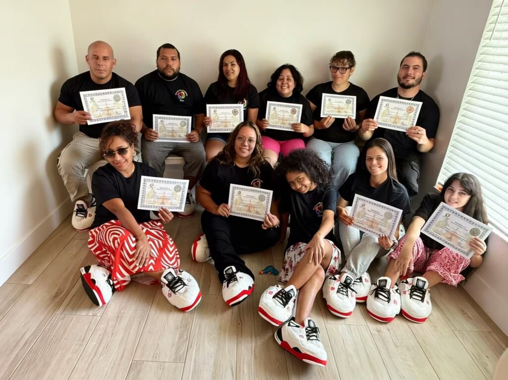 Grupo recibiendo certificados en actividad comunitaria