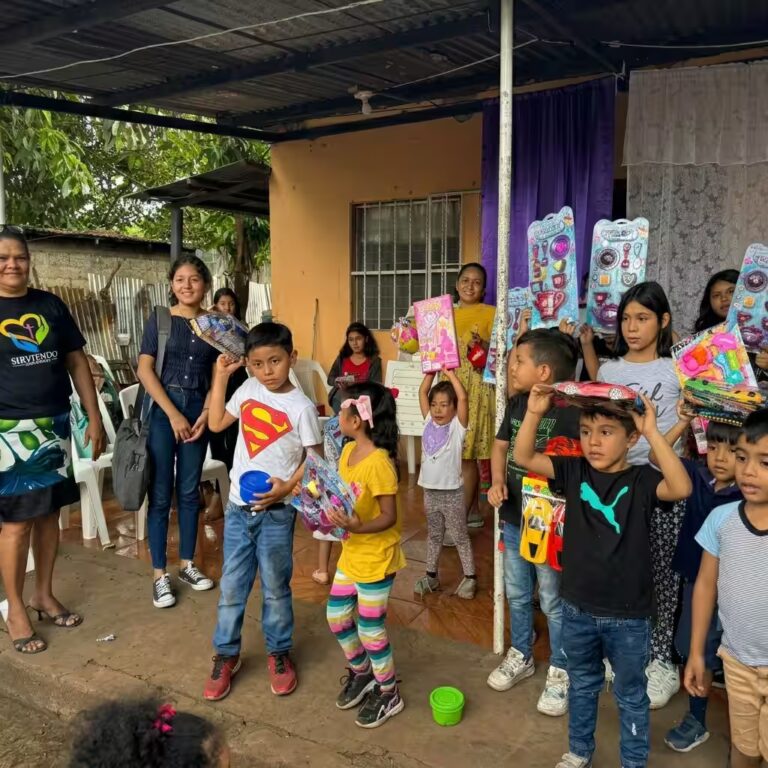 Niños participando en actividad comunitaria