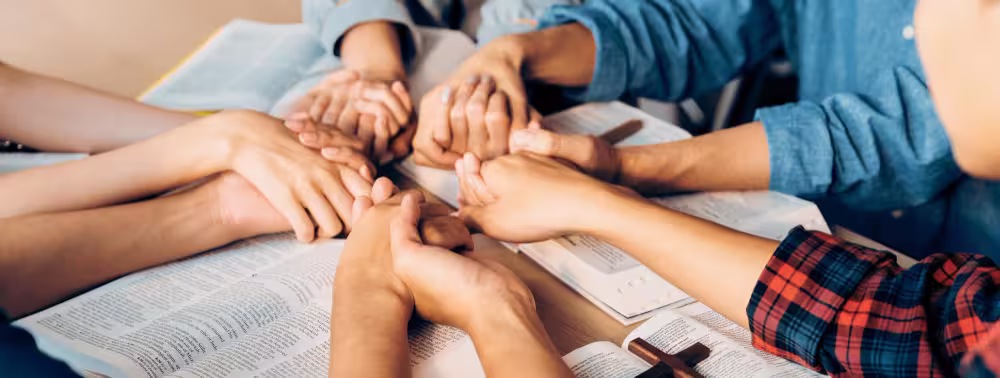 Trabajo en equipo uniendo manos en comunidad