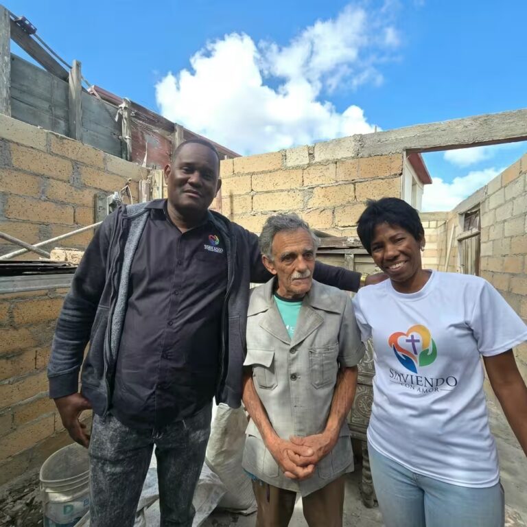 Voluntarios con miembro de comunidad vulnerable