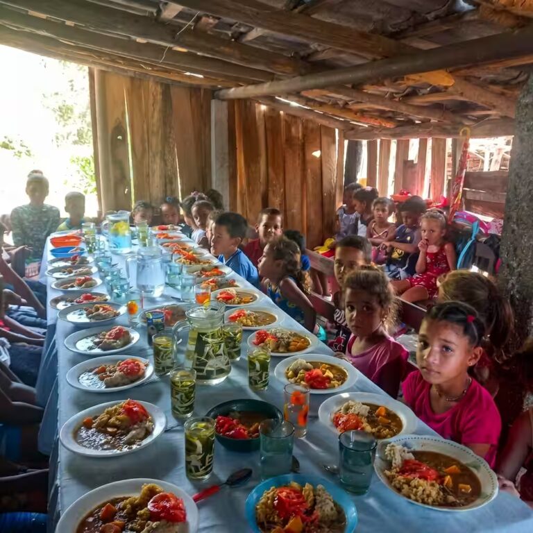 Niños recibiendo comida en programa de ayuda alimentaria