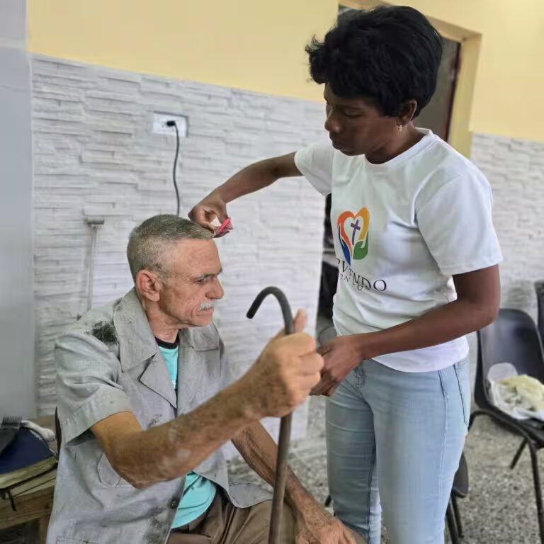 Voluntaria ayudando a persona mayor en comunidad