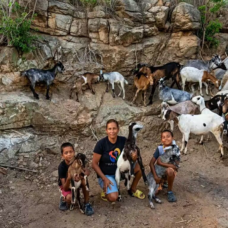Familia en comunidad rural con animales de granja